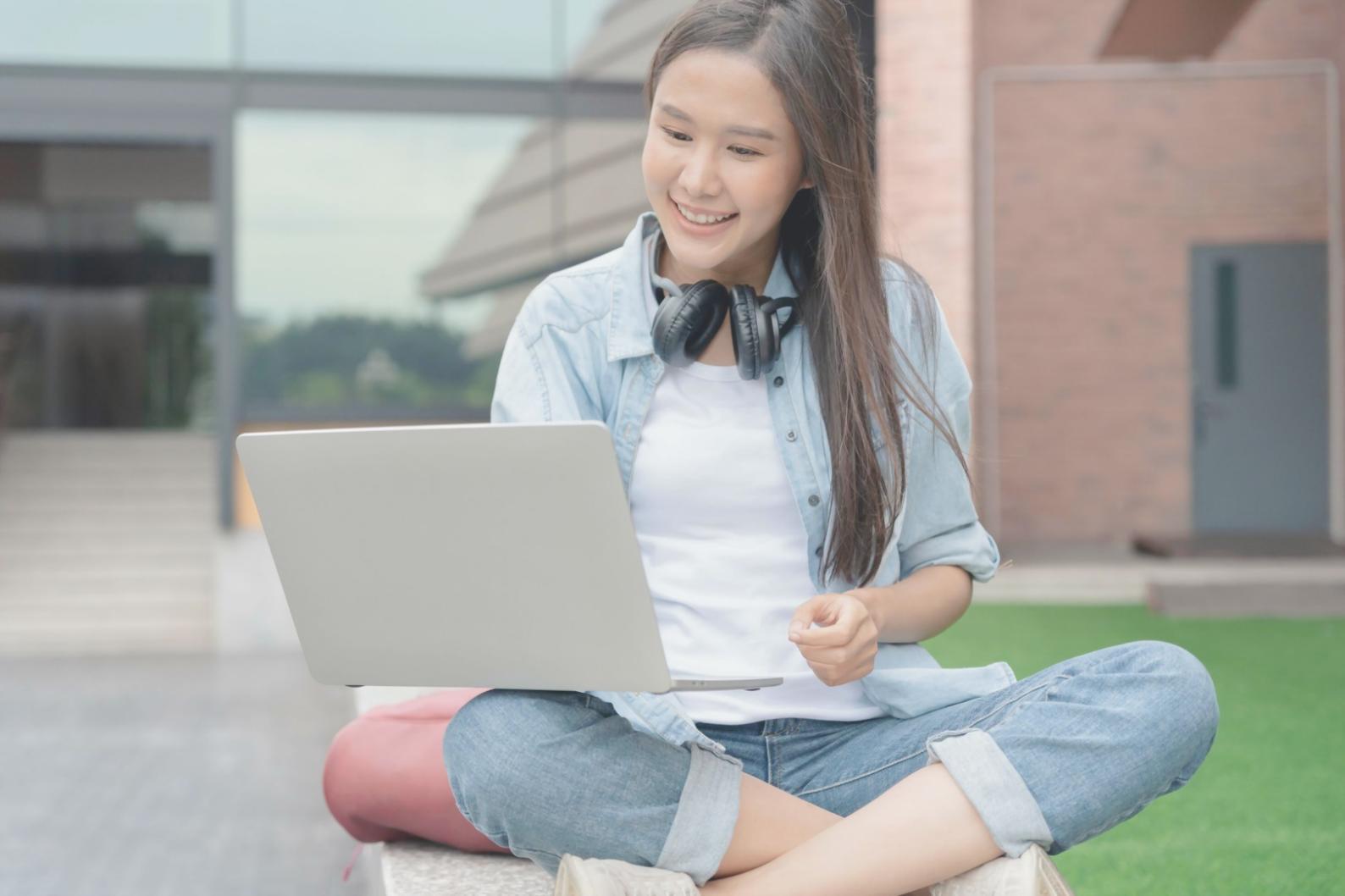 Estudiantes trabajando en análisis financiero avanzado